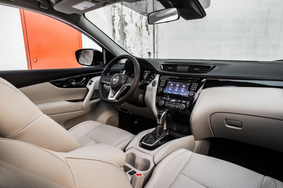 Интерьер Nissan Rogue Sport 2017 года  (фото 19 из 71)